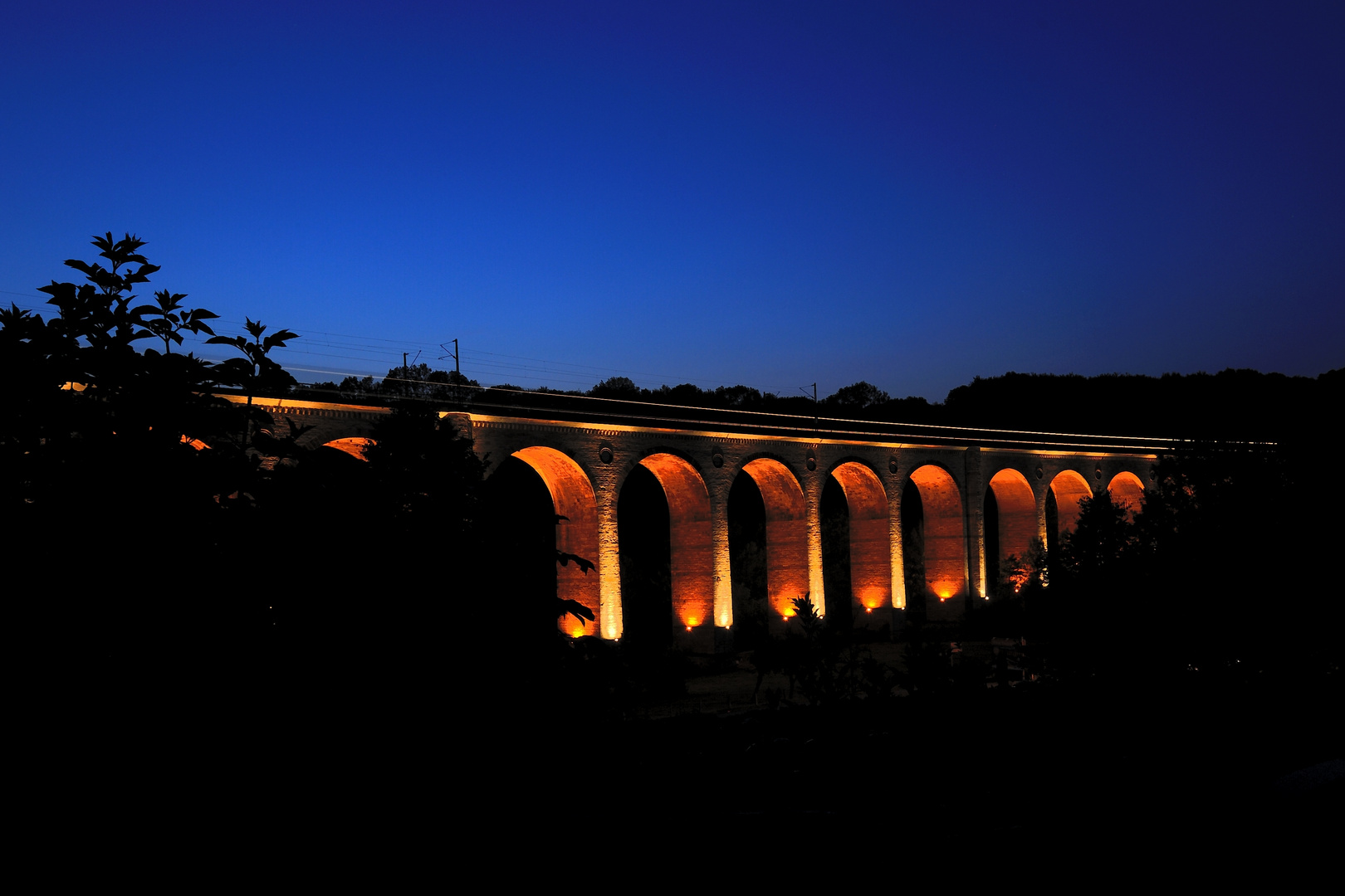 Viadukt zur blauen Stunde