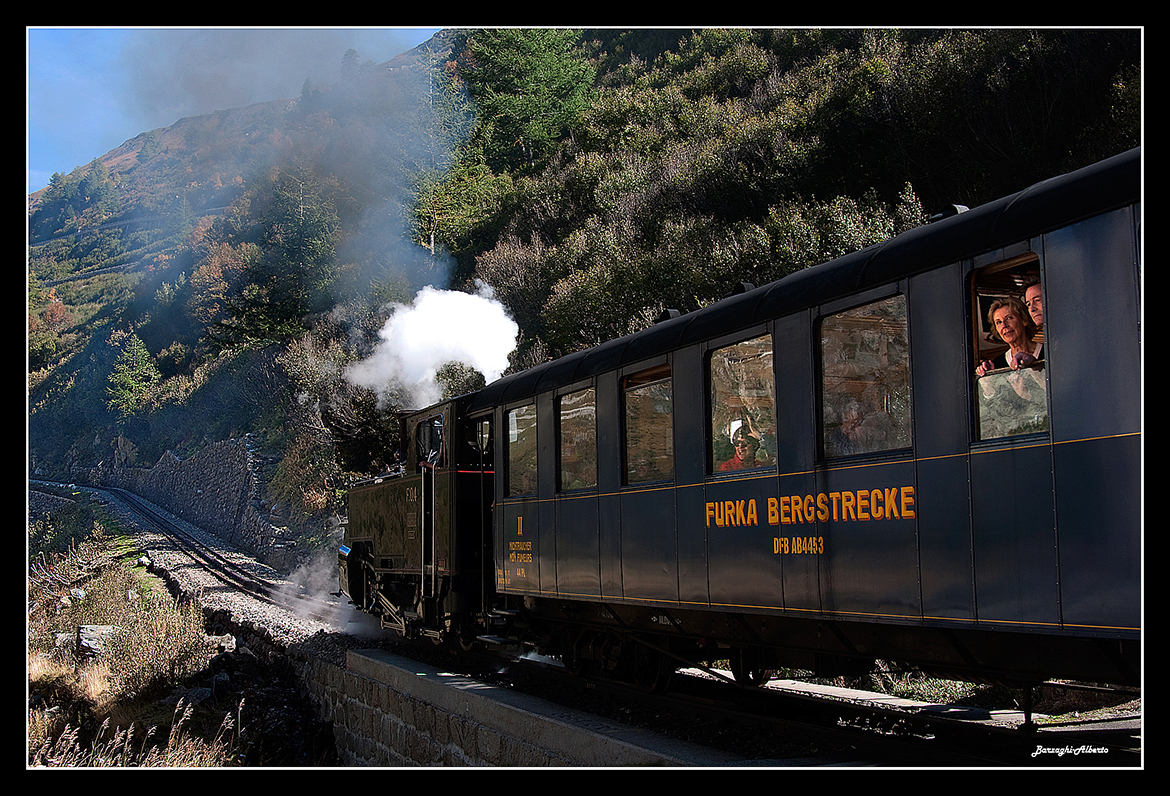 viaggiatori sul trenino del Furka