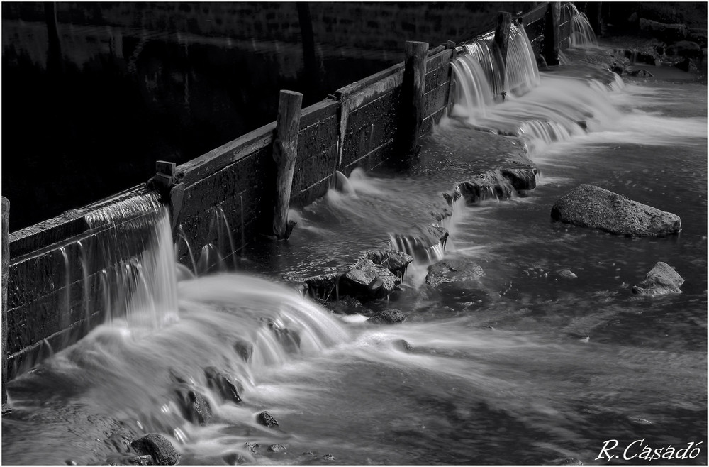 Vias de agua en la presa