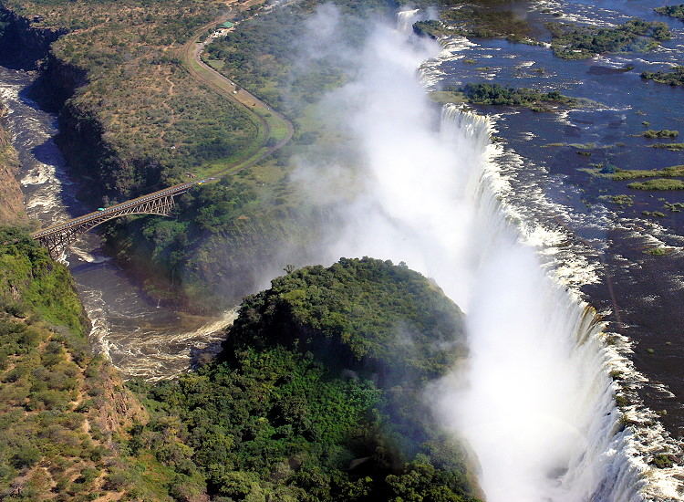 Vic Falls & Brücke zwischen Zambia und Zimbabwe; Serie Zambezi & Victoria Falls