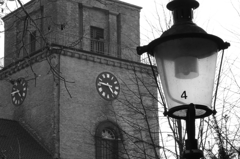 Vicelinenkirche mit einer alten Lampe davor