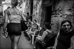 Vicolo Brugnò, Palermo - Visitors and women of faith.