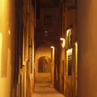 vicolo di notte nel centro storico di firenze