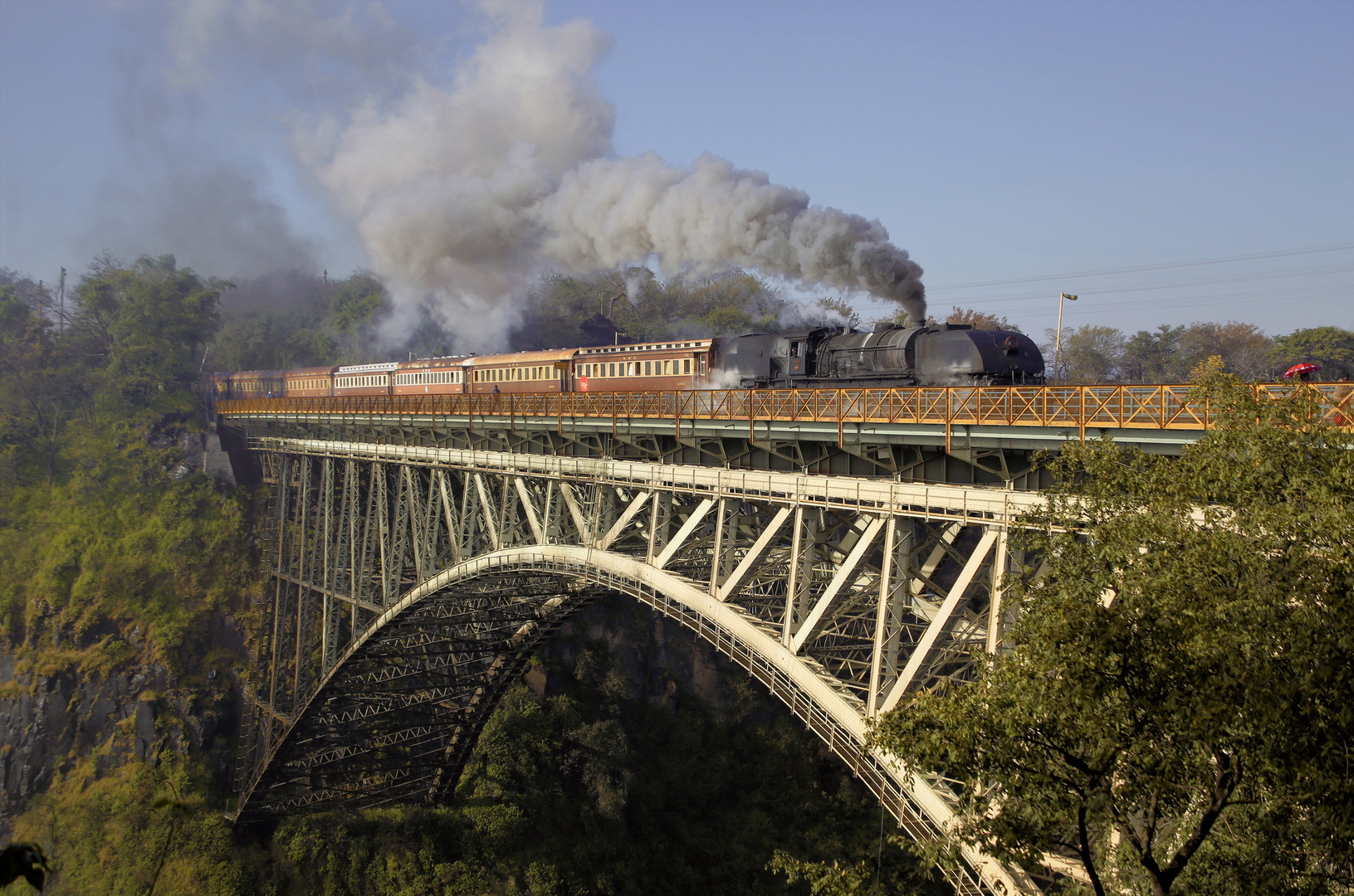 Victoria Falls Brücke mit Garratt Lokomotive