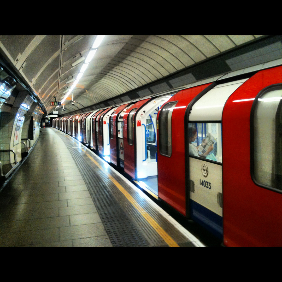 Victoria line@Brixton platform