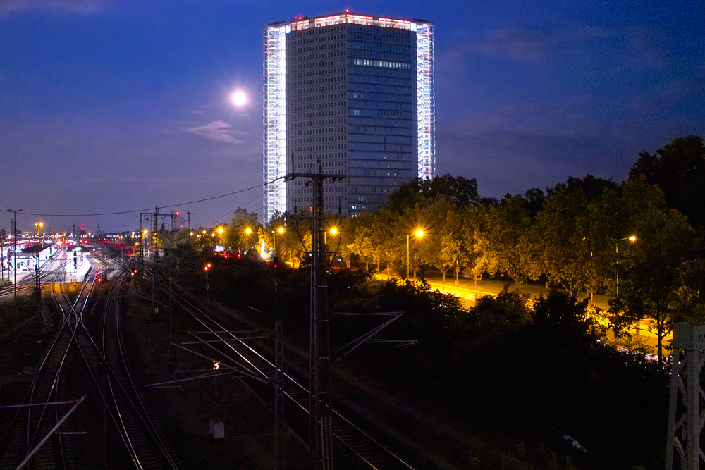 Victoria-Turm in Mannheim mit Bahnhof......