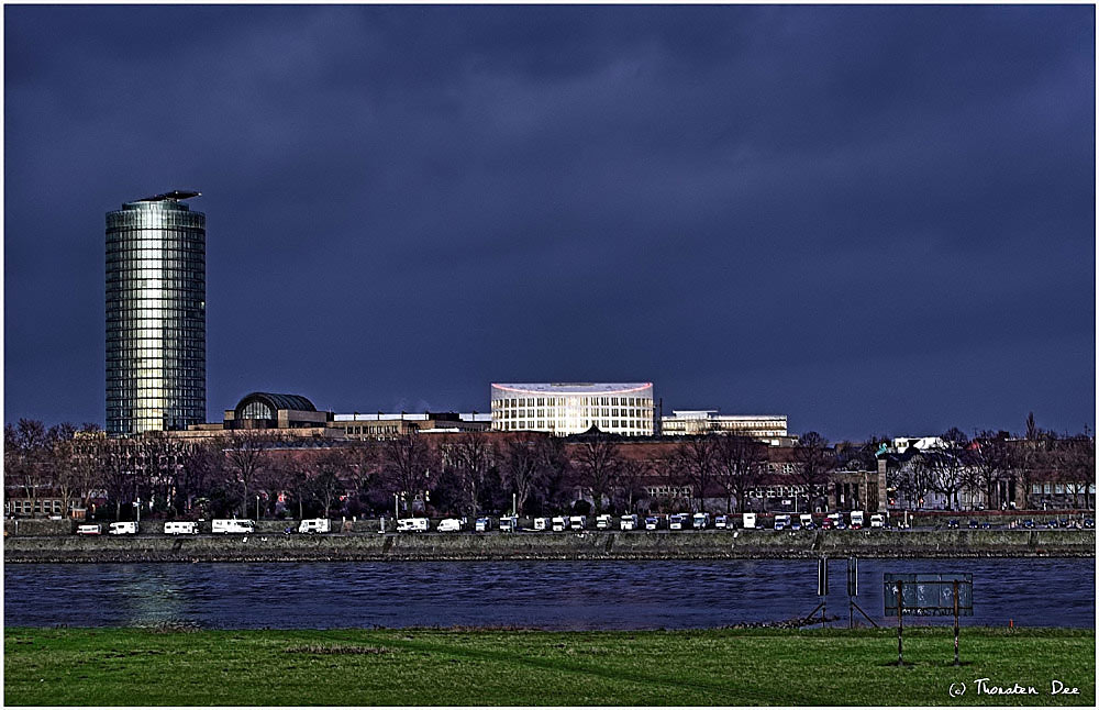 Victoria Versicherung in Düsseldorf bei Dämmerung