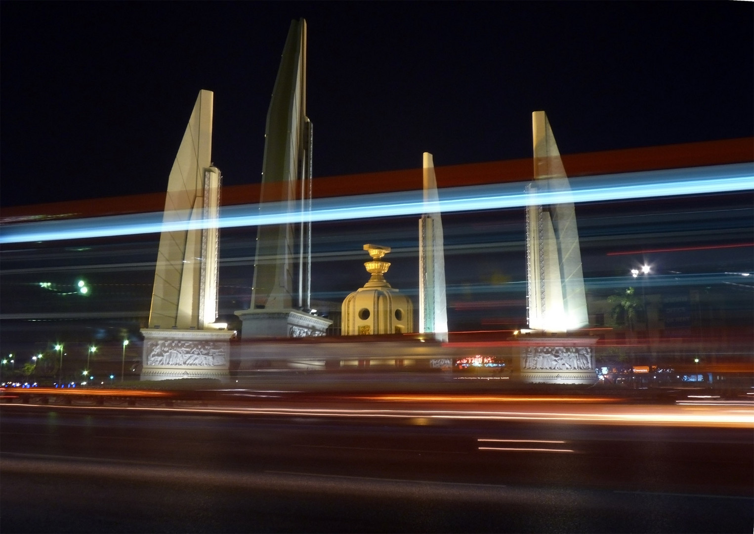 Victory Monumentum at night