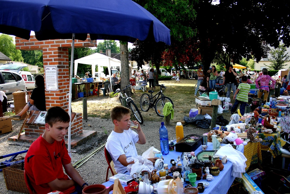 VIDE GRENIER !!! AMBIANCE