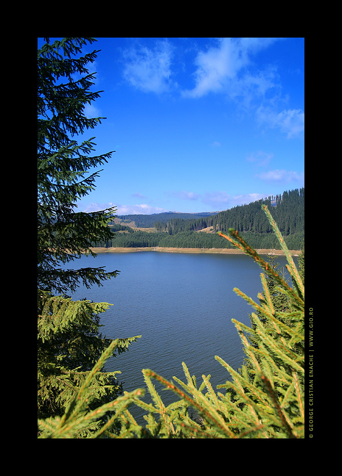 Vidra Lake - Voineasa - Romania 2007.001