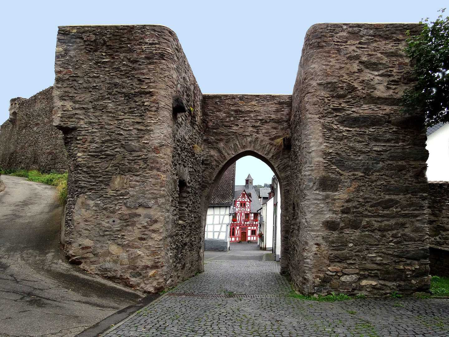 Viehtor in Rhens am Rhein mit Blick auf das Rathaus