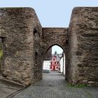 Viehtor in Rhens am Rhein mit Blick auf das Rathaus