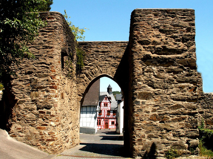 Viehtor in Rhens/Rhein mit Blick zum alten Rathaus