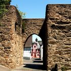 Viehtor in Rhens/Rhein mit Blick zum alten Rathaus