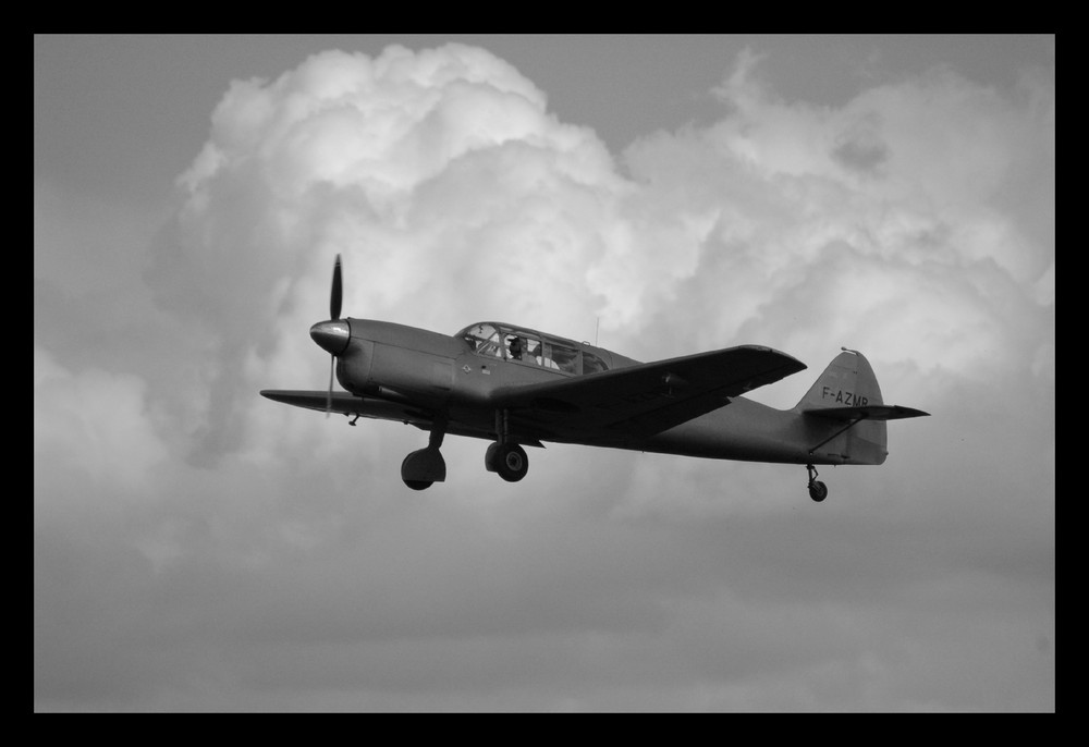 Vieil avion de tourisme au décollage