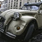 Vieille 2CV rue de la Folie-Régnault HDR