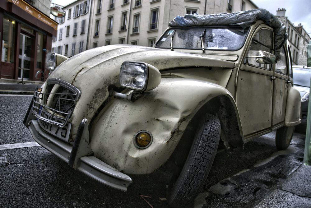 Vieille 2CV rue de la Folie-Régnault HDR