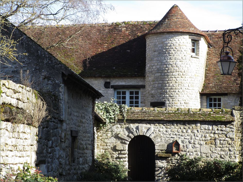 ..Vieille demeure à Yèvres le Châtel (45)