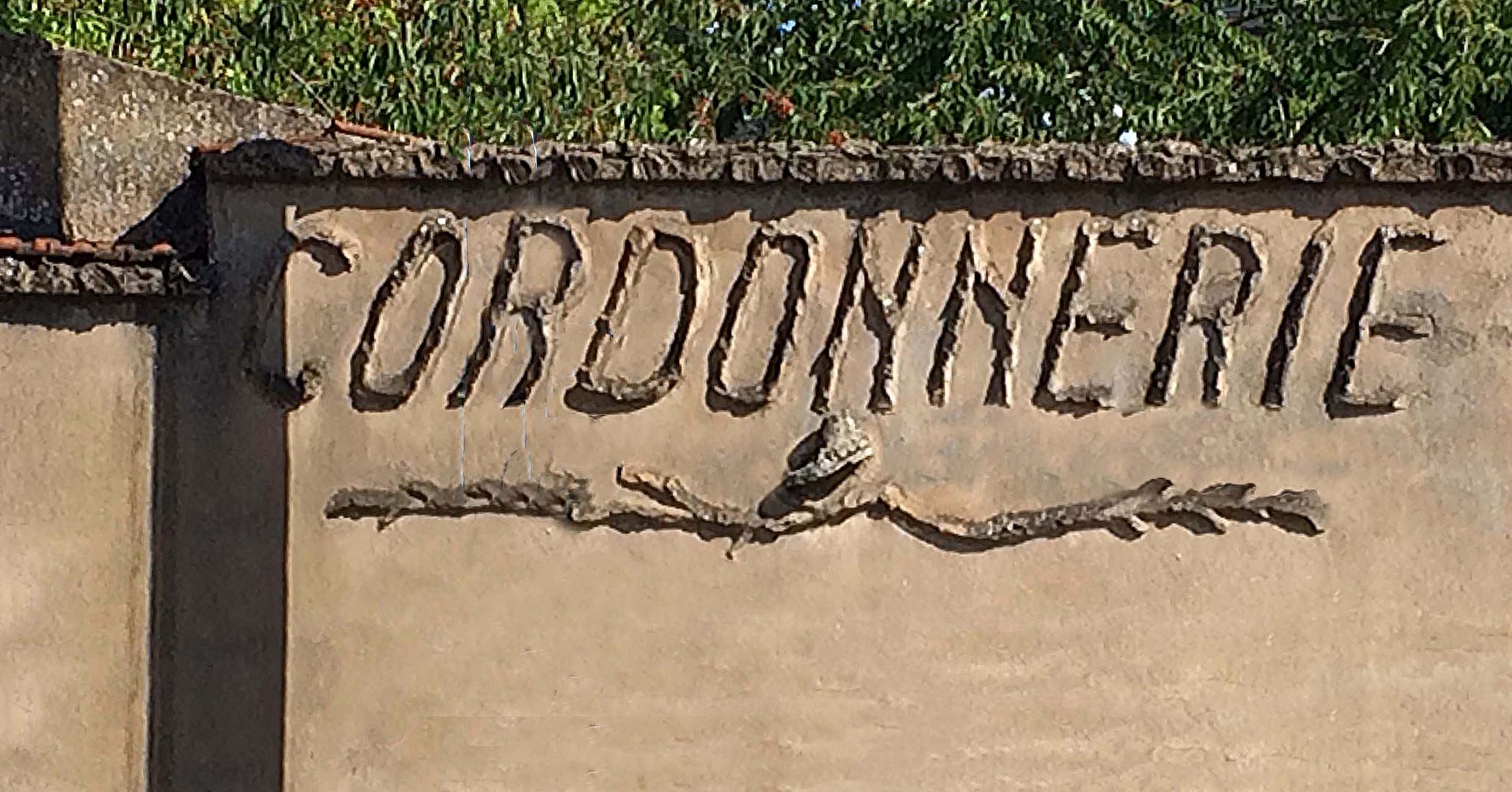 Vieille enseigne d'une cordonnerie 