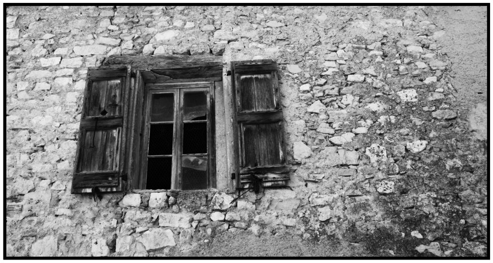 "vieille fenêtre sur vieille maison dans vieux village"