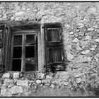 "vieille fenêtre sur vieille maison dans vieux village"