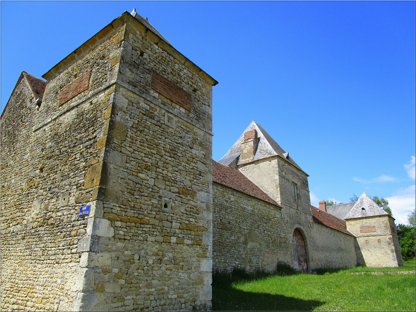 ..Vieille ferme fortifiée, dans le Loiret..