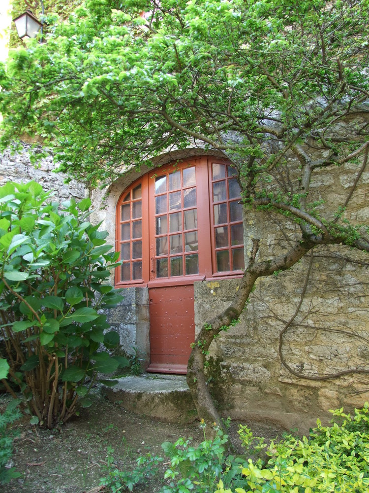 Vieille porte à Loubressac (Lot)