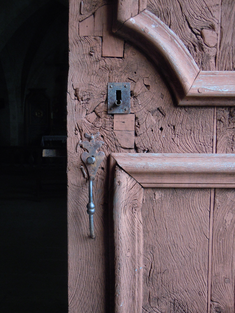 Vieille porte d'église dans la lande girondine