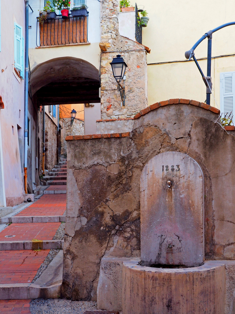 Vieilles pierres et fontaine…