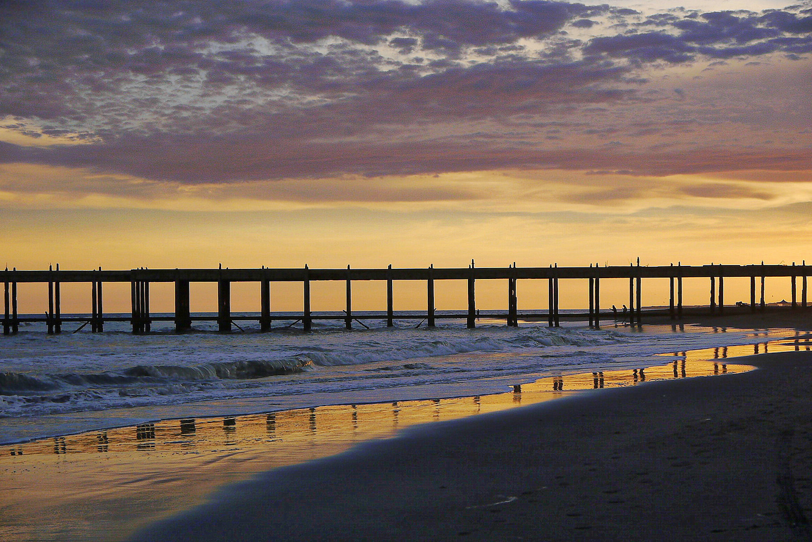 viejo muelle,embellecido por el ocaso