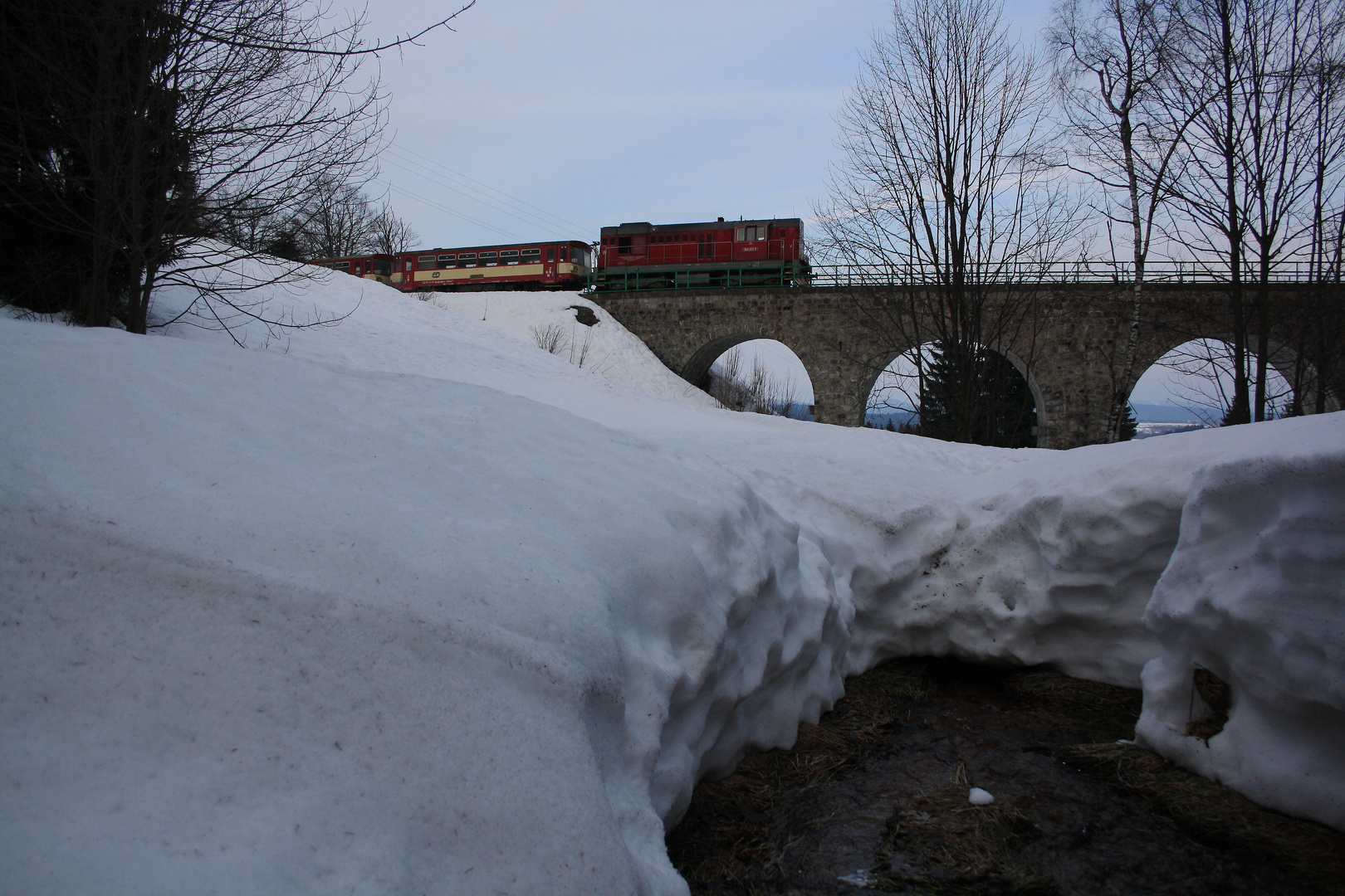 Viel alter Schnee .