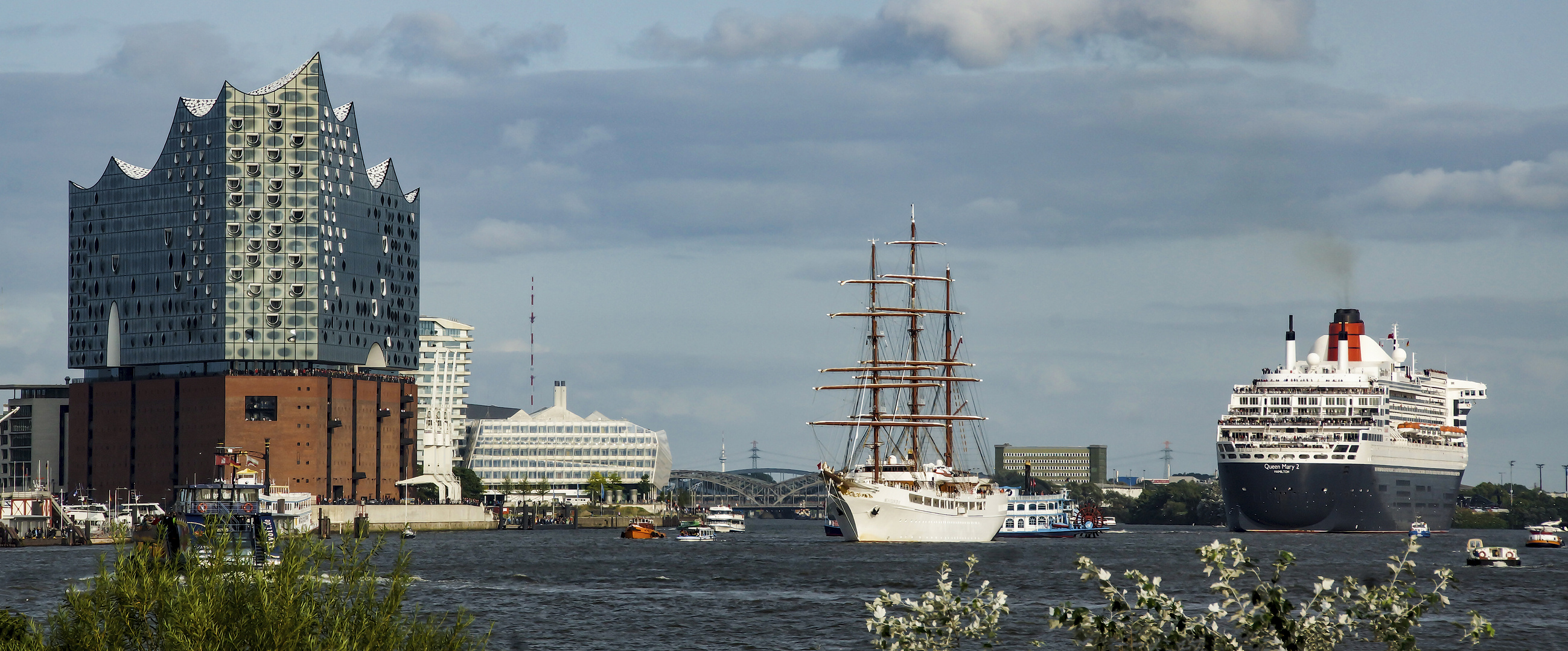 Viel Betrieb auf der Elbe