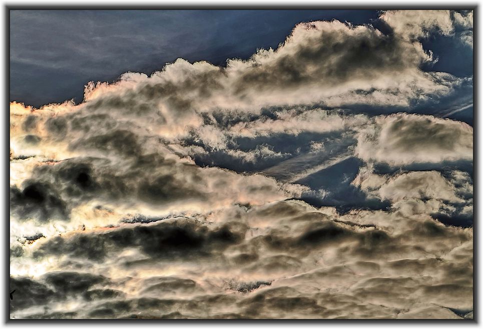 "Viel echte Wolken und a bisserl Kondenswolkerl" (HDR)