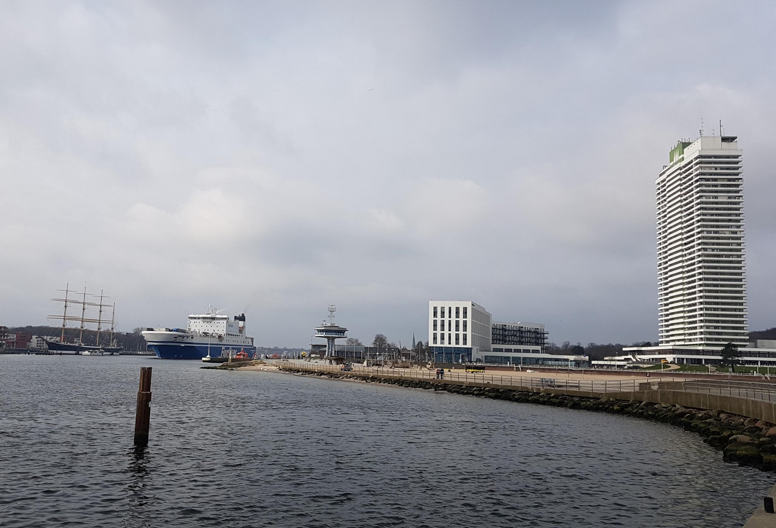 Viel Fährverkehr in Travemünde