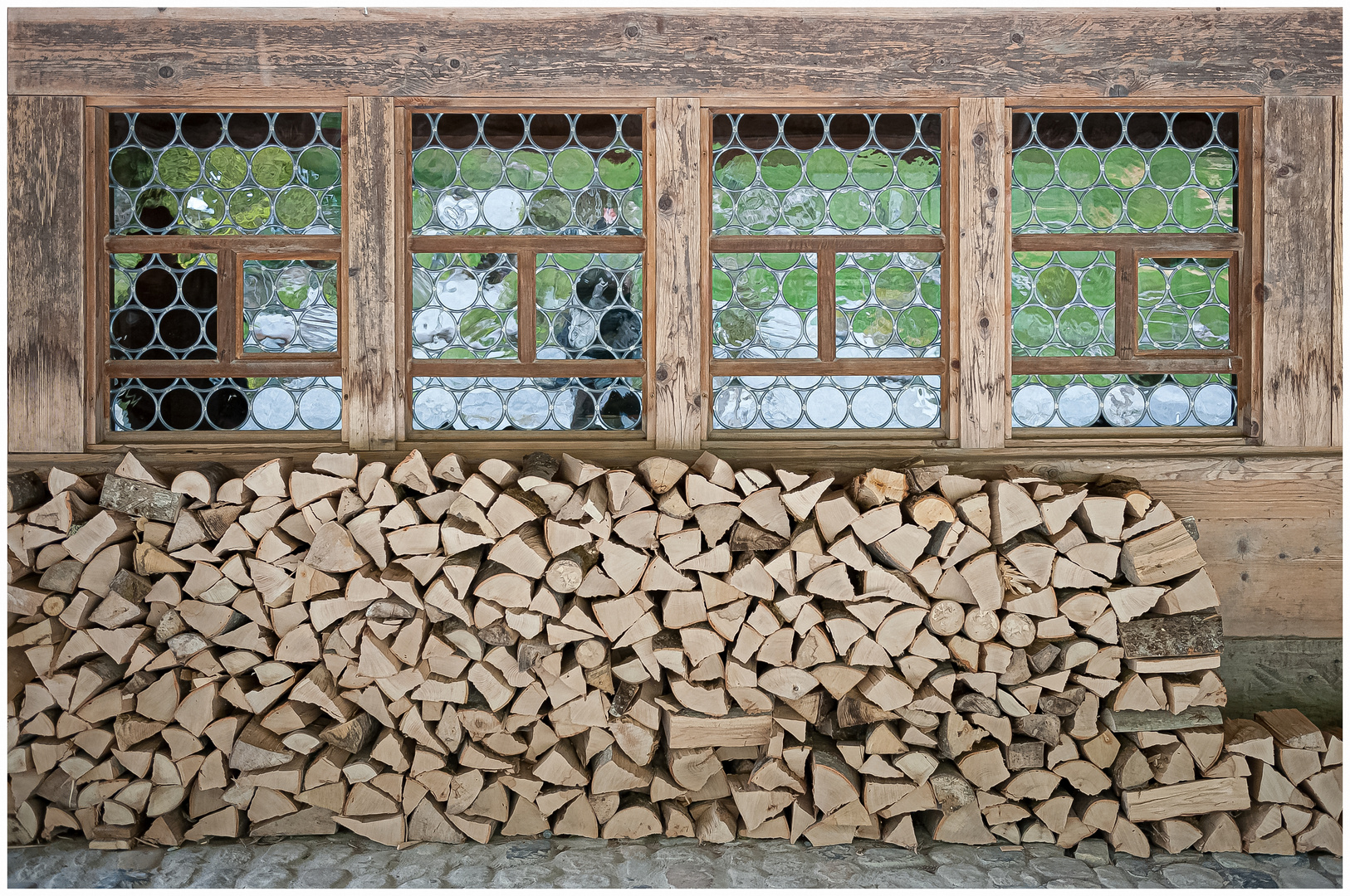  Viel Holz vor der Hütte,