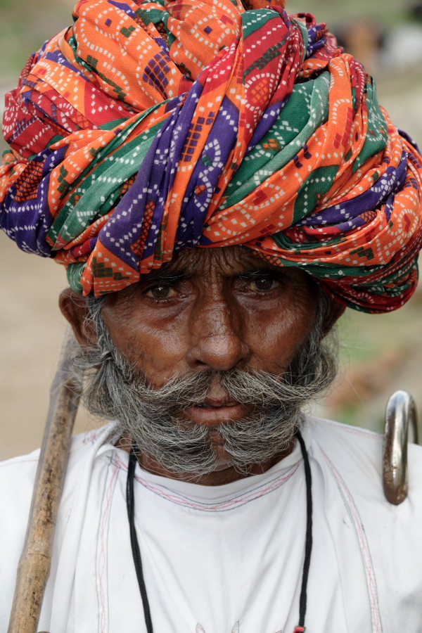 Viel homme dans un village