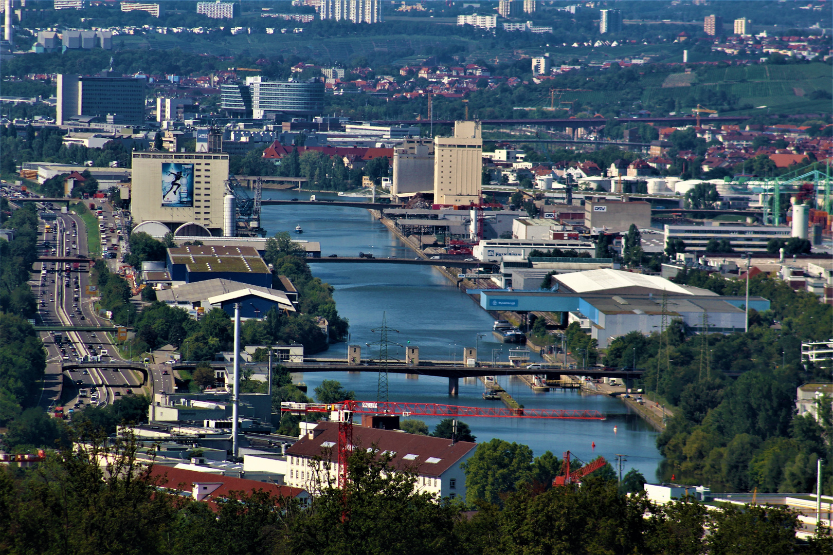 viel Industrie rings um den Neckar......
