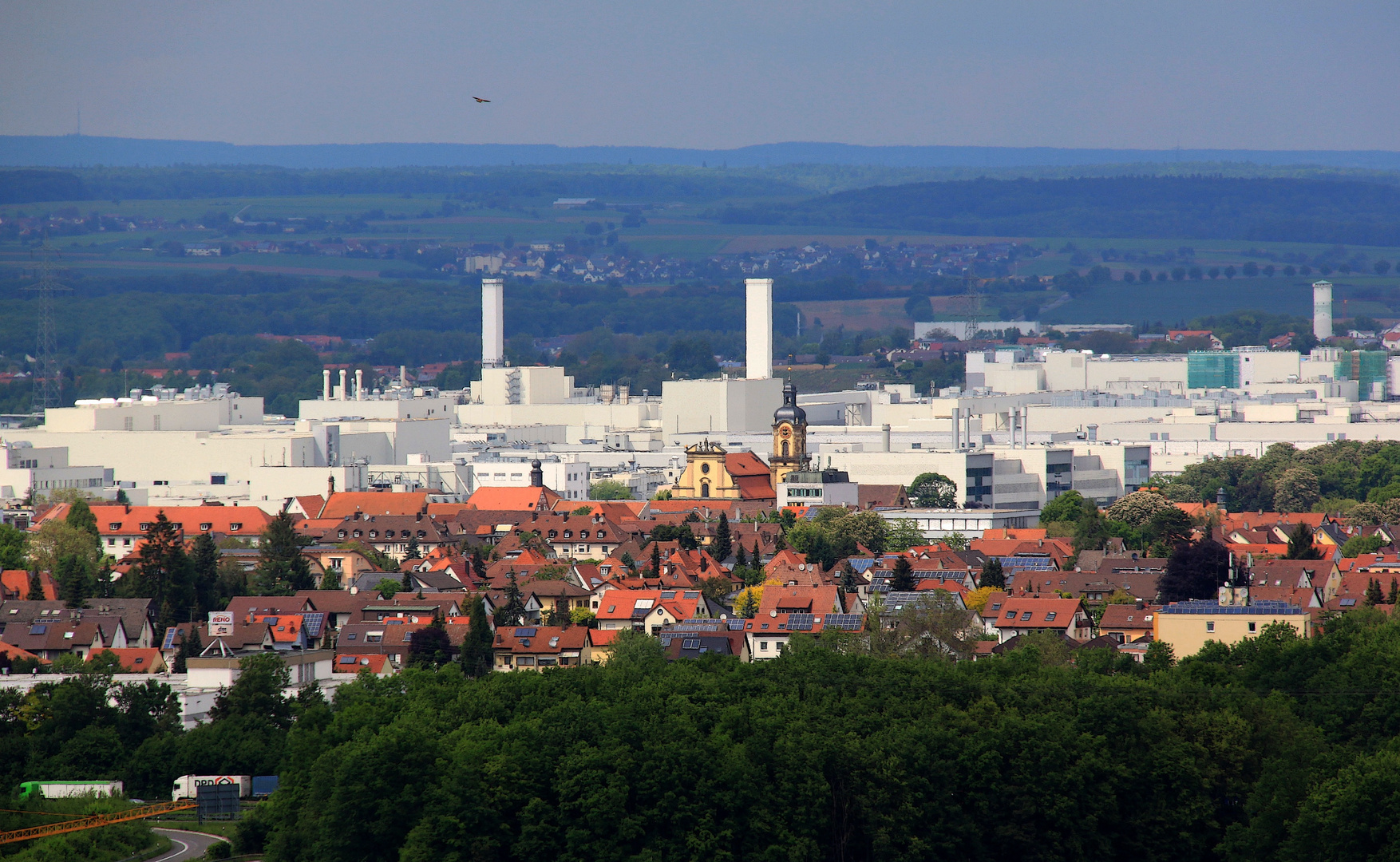 Viel Industrie und Weinberge