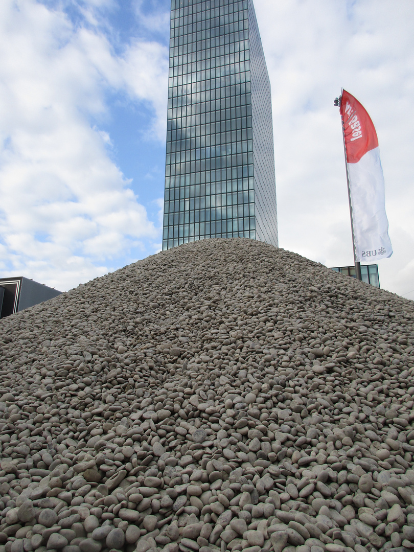 viel Kies auf dem Messeplatz