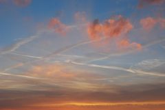 Viel los am morgendlichen Himmel über Berlin