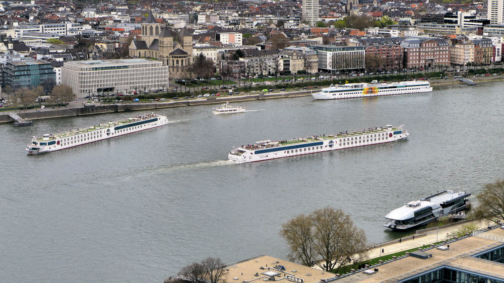 Viel los auf dem Rhein