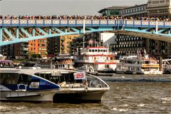 Viel los auf der Tower Bridge