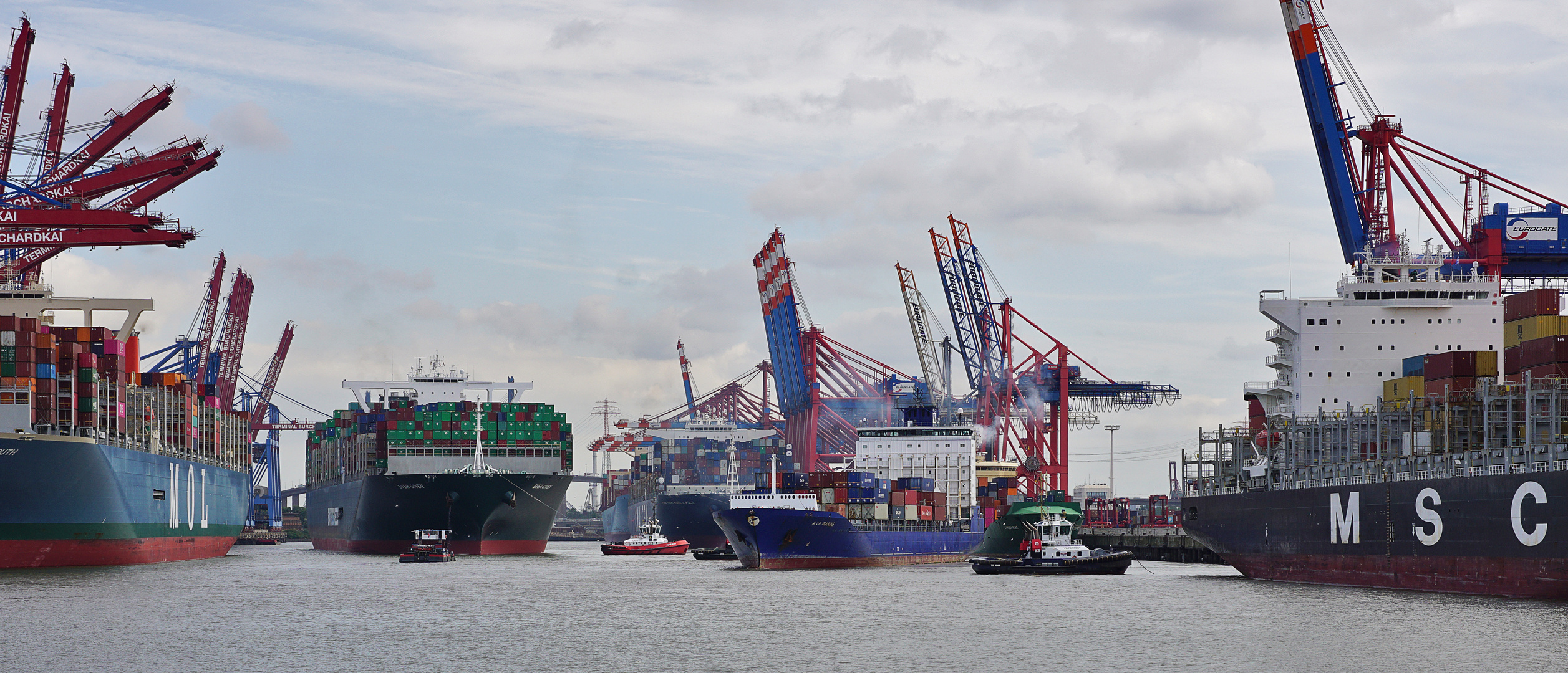 Viel los im Hamburger Hafen