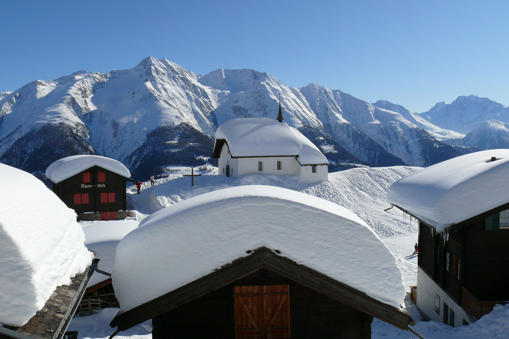 viel schnee auf dach und berg