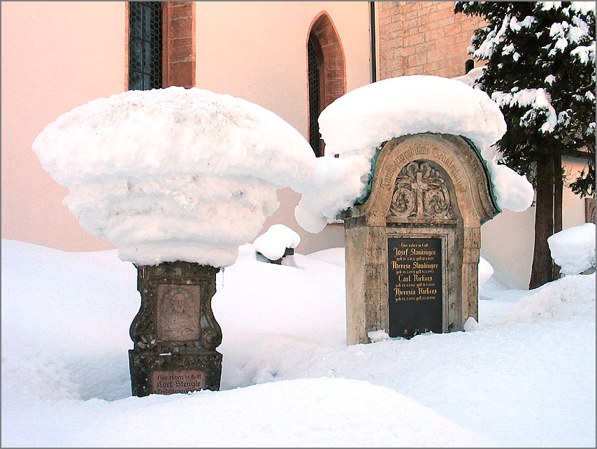 Viel Schnee auf Grabsteinen