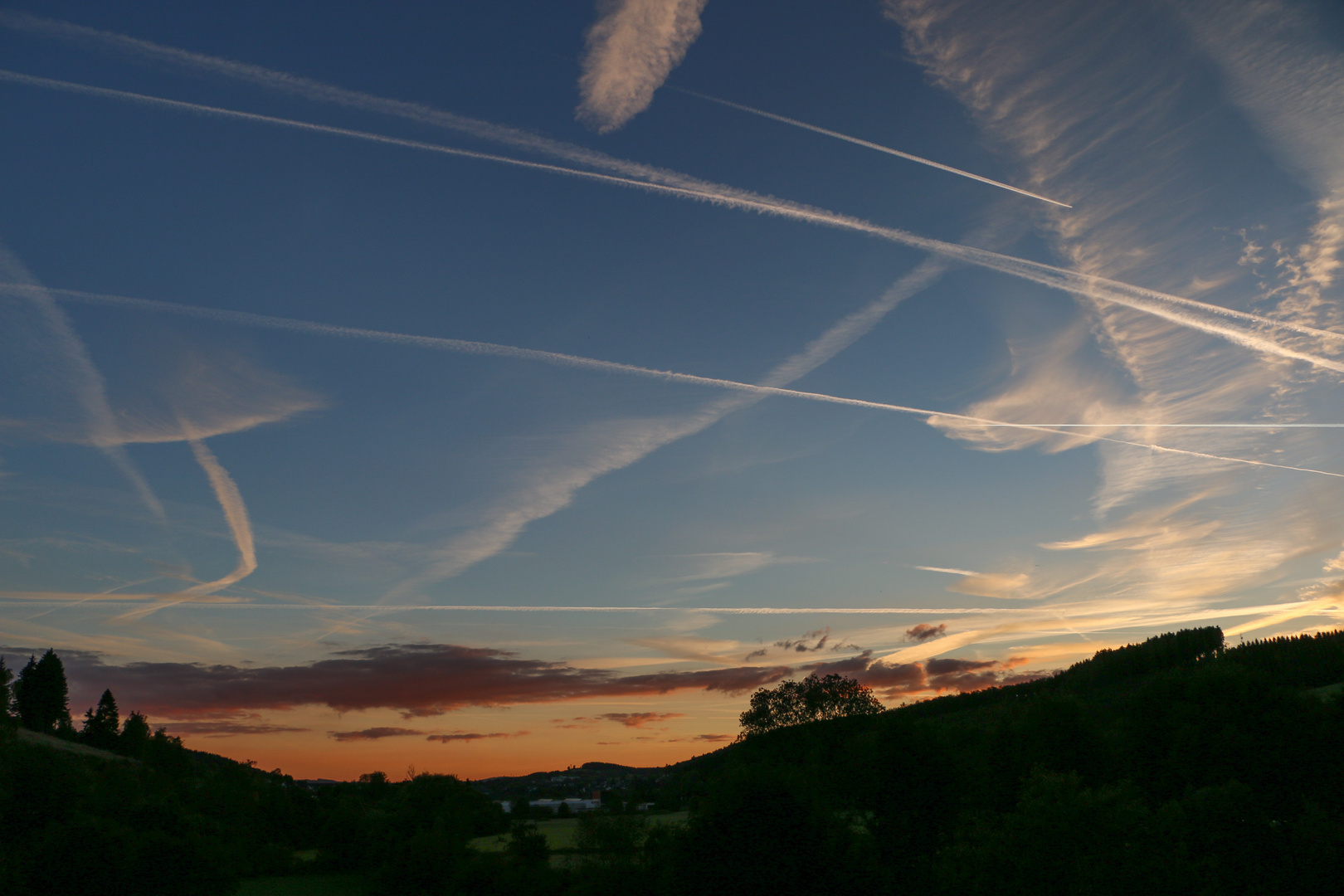 Viel Verkehr am Abendhimmel...