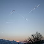 Viel Verkehr am Abendhimmel