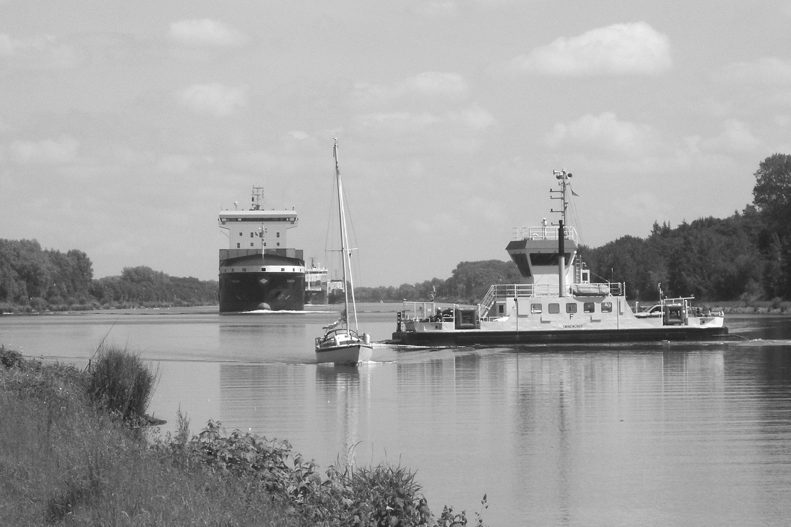 Viel Verkehr am Kanal