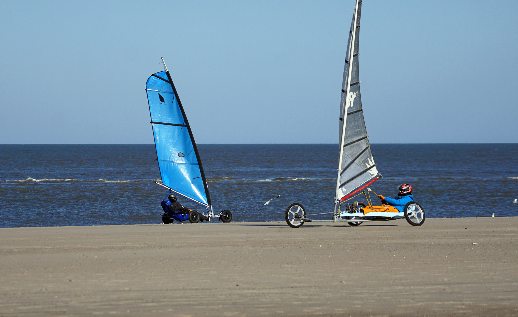 Viel Verkehr am Strand