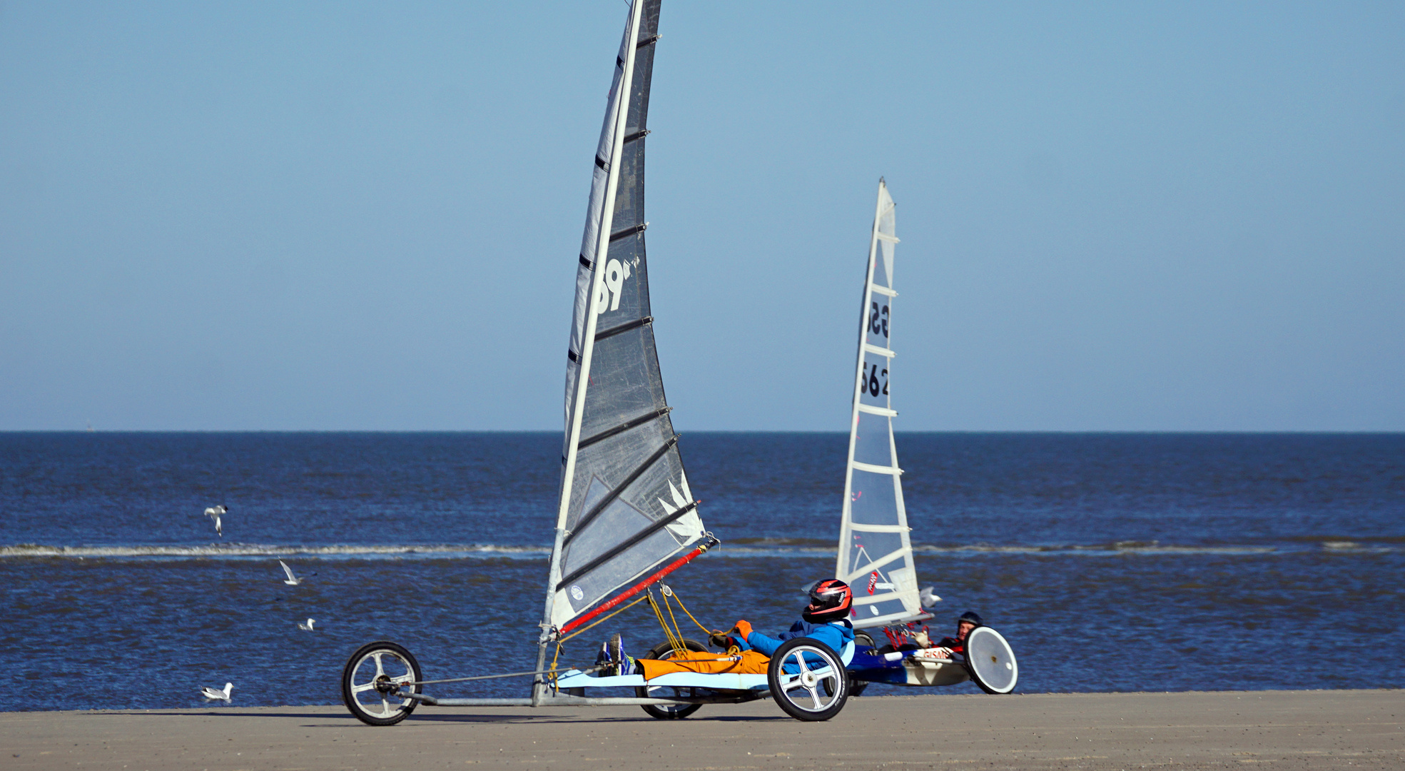 Viel Verkehr am Strand